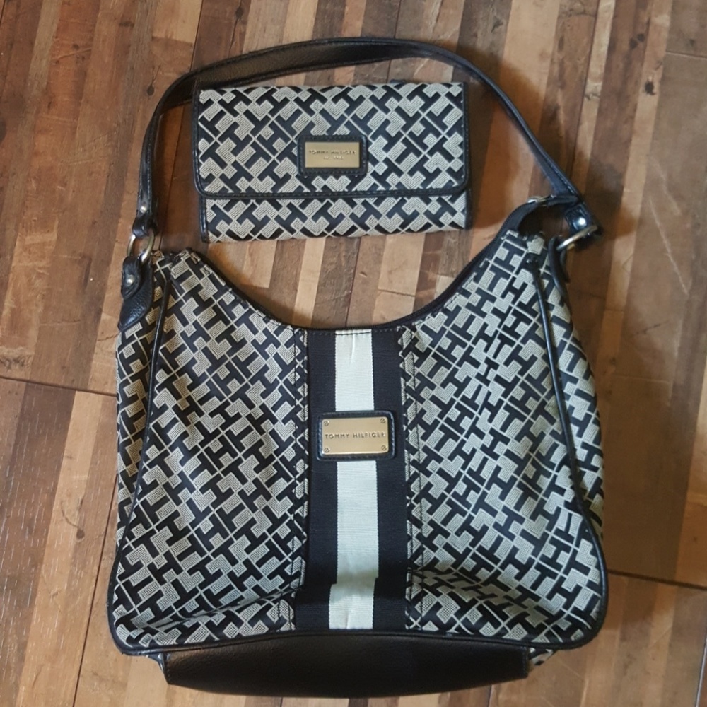 Tommy Hilfiger bag w/ matching wallet!